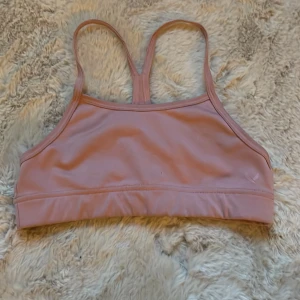 Sporttopp - En rosa sporttopp i strl 146/152, den är gammal och var inte min från början. Skriv över funderingar, säljer INTE på köp nu!!