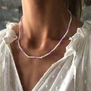 Halsband  - Ett superfint pärlhalsband med elastisk tråd. Frakt 13kr 