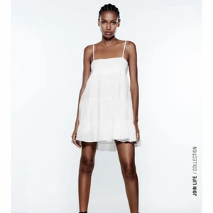 Zara klänning - Säljer nu min skit snygga volang klänning från zara. Nyskick. Vid många intresserade startas budgivning 