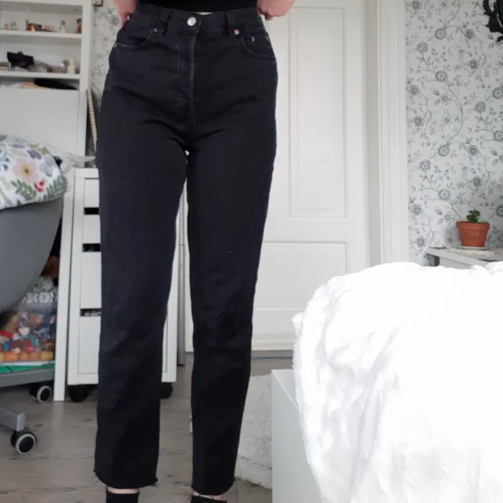 Svarta Jeans med knappgylf. Läderlappen 🦇 bak har vikmärken.. Jeans & Byxor.
