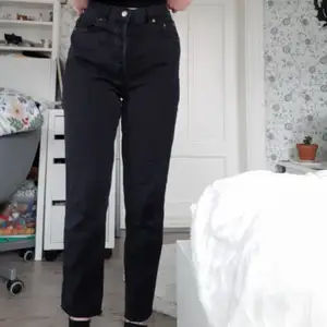 Svarta Jeans med knappgylf. Läderlappen 🦇 bak har vikmärken.