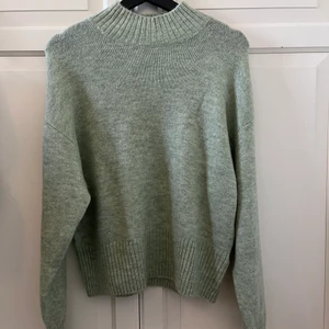 Grön stickad tröja - Grön stickad halvpolo från monki. Säljer då den inte kommer till användning längre.✨ 