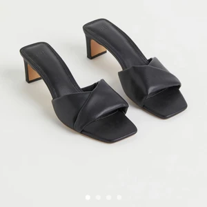 H&M klackar  - Säljer dessa fina klackar som tyvärr var för smala för min fötter 😬 säljer även ett par exakt likadana i vit/beige! Köpta ifrån H&M och aldrig använda mer än testade.