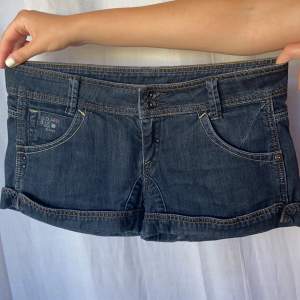 Supertrendiga low waisted shorts till salu!! Dom här 2000 talet shortsen är till salu, dom är köpta från mango för länge sen och passar inte längre. Passar både 36 och 38.💛