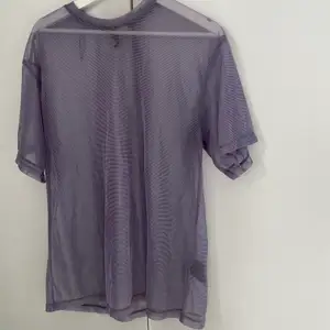 Genomskinligt oversized t shirt perfekt till fest med nått linne/bh under💜 