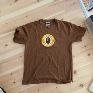 bape tröja 00s - bape busy works skick 8,5/10 bredd 56 cm o längd 72 kan gå ner i pris gällande snabb affär