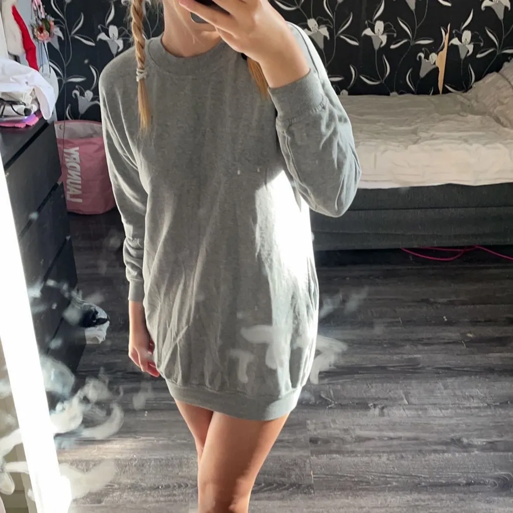 Jag säljer denna oversize sweater eller klänningen. Den är ifrån Therése Lindgrens gamla kollektion. Den finns inte kvar att köpa. Den är helt oanvänd och nypris på denna är 546kr. Men jag säljer den för 60kr, den är i storlek XXS. Klänningar.