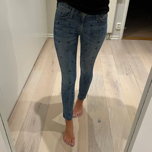 Current Elliott jeans - Bekväma jeans med mörkblåa stjärnor fördelade jämnt på fram och baksidan av jeansen från Current Elliott i storlek 25⭐️💙