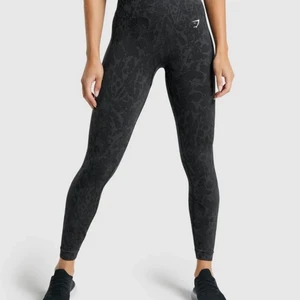 Gymshsrk  - säljer helt oanvända gymshark tights  ADAPT ANIMAL SEAMLESS LEGGINGS Aldrig använda och påse finnes kvar  Storlek s Länk till tightsen : https://se.gymshark.com/products/gymshark-adapt-animal-seamless-leggings-butterfly-black  Nypris 600