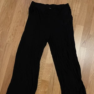 T-shirt material byxor  - Supersköna byxor, har blivit för små för mig efter graviditeten. 