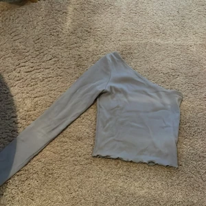 Sommartopp  - En jättefin ljusblå sommartopp, med en arm. Jätteskönt material och passar till allt!💙 