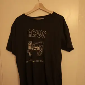 Acdc t-shirt köpt på Blue Fox i stockholm