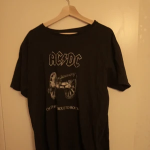 Acdc t-shirt - Acdc t-shirt köpt på Blue Fox i stockholm
