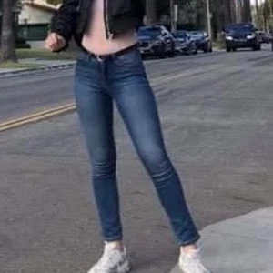 LEE jeans bra skick - Säljer ett par Lee jeans som tyvärr inte passar längre. Något kortare i benet, (jag är dock lång så kanske är normallängd på många). Väldigt bra skick!