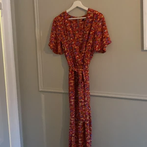 Byxdress  - Blommig byxdress!  Sparsamt använd 