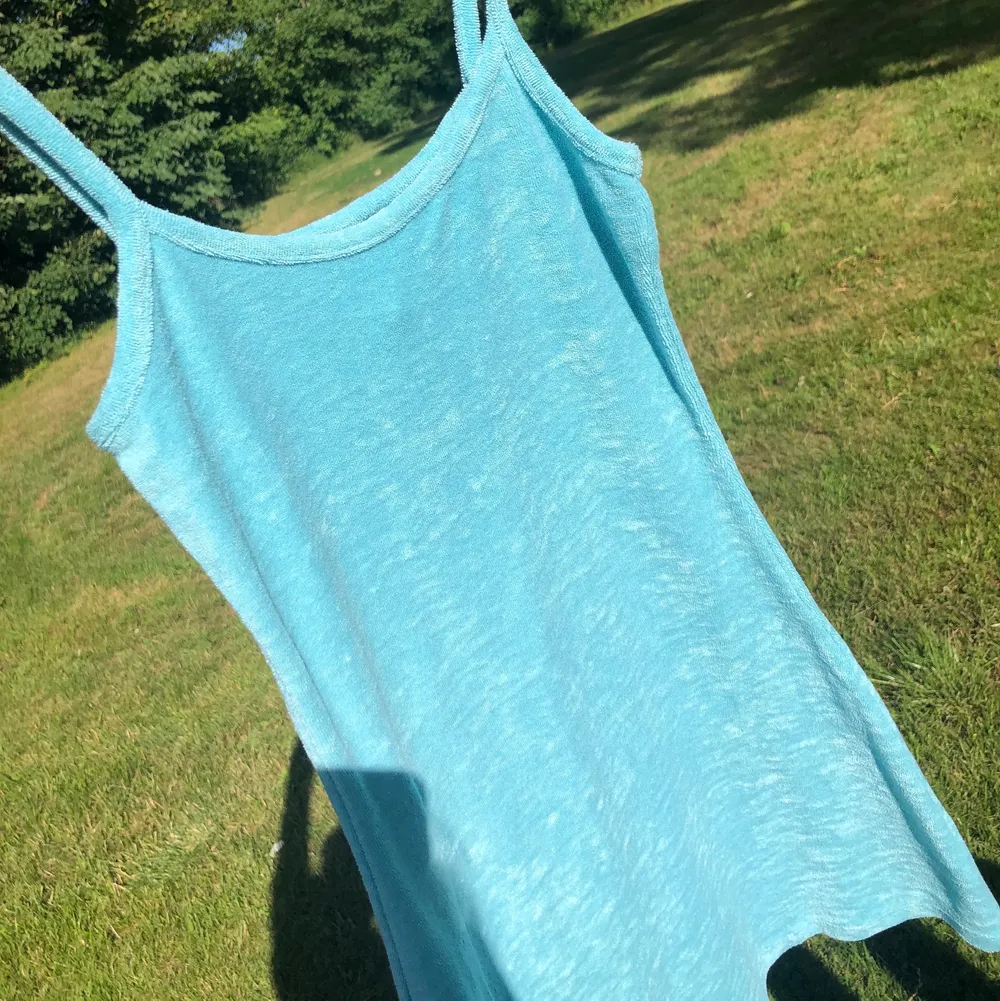 Superfin klänning i en drömmig blå färg i frotté material. Så fin nu till sommarn, antingen till en dag på stranden eller klä upp den och ha på en utekväll. Det står att det är XXS men jag skulle mer säga att den är en XS💙🦋🔵🐠🧵🥶. Klänningar.