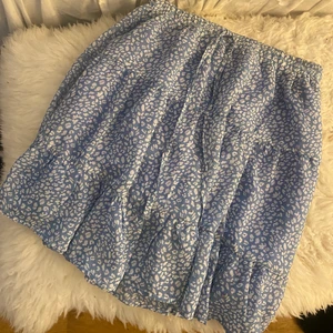 Kjol - 💙 säljer denna så härliga kjol, köpt på chealsea förra året och knappt använd, storlek S men stretchig så skulle säga att den passar mellan XS-M 💙 