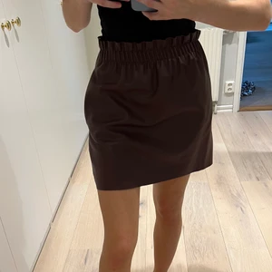 Zara skinnkjol  - En vinröd supermjuk skinnkjol (inte äkta skinn) från zara i storlek Small!❤️ 