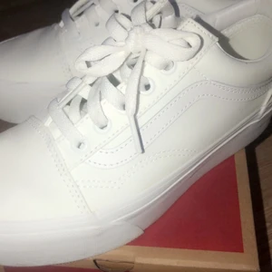 Vans UA OLD SKOOL PLATFORM storlek 36 - Säljer dessa vita Vans sneakers (Dam) i storlek 36, har använt de 1-2 gång bara. Köpte skorna för 800kr och säljer de för 500kr, ni står för frakten som är 49kr.