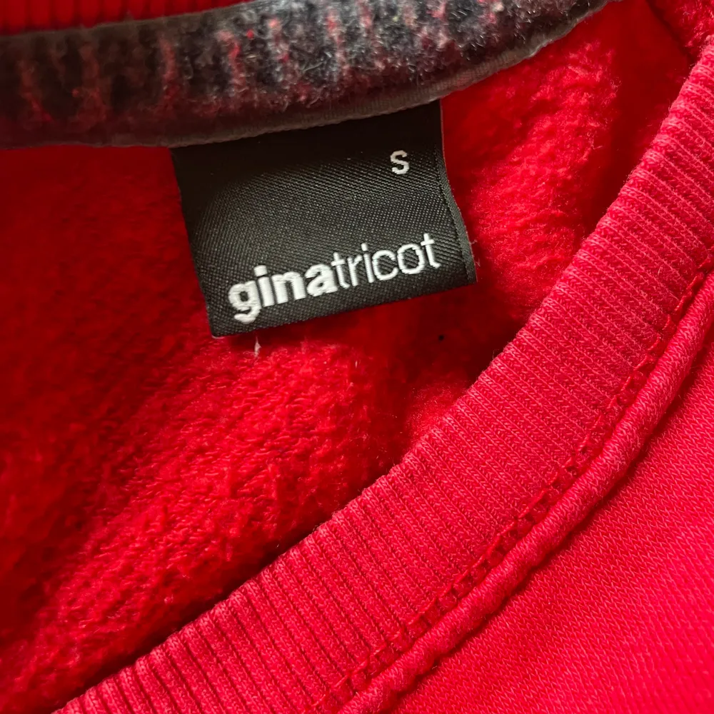 Röd sweatshirt du står för frakt skriv intresserade . Tröjor & Koftor.