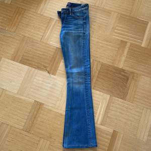 Jättefina crockerjeans från JC med lite bootcut (pep boot). Säljes pga att jag växt ur de. Bra skick väldigt lite slitningar vid slutet av ankeln. (KLICKA INTE PÅ KÖP NU FUNKTIONEN!)