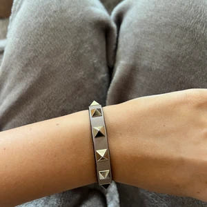 Valentino armband  - Säljer nu mitt fina valentinoarmband, inga repor eller något på nitarna. Kan tänka mig gå ner i pris vid snabb affär :)