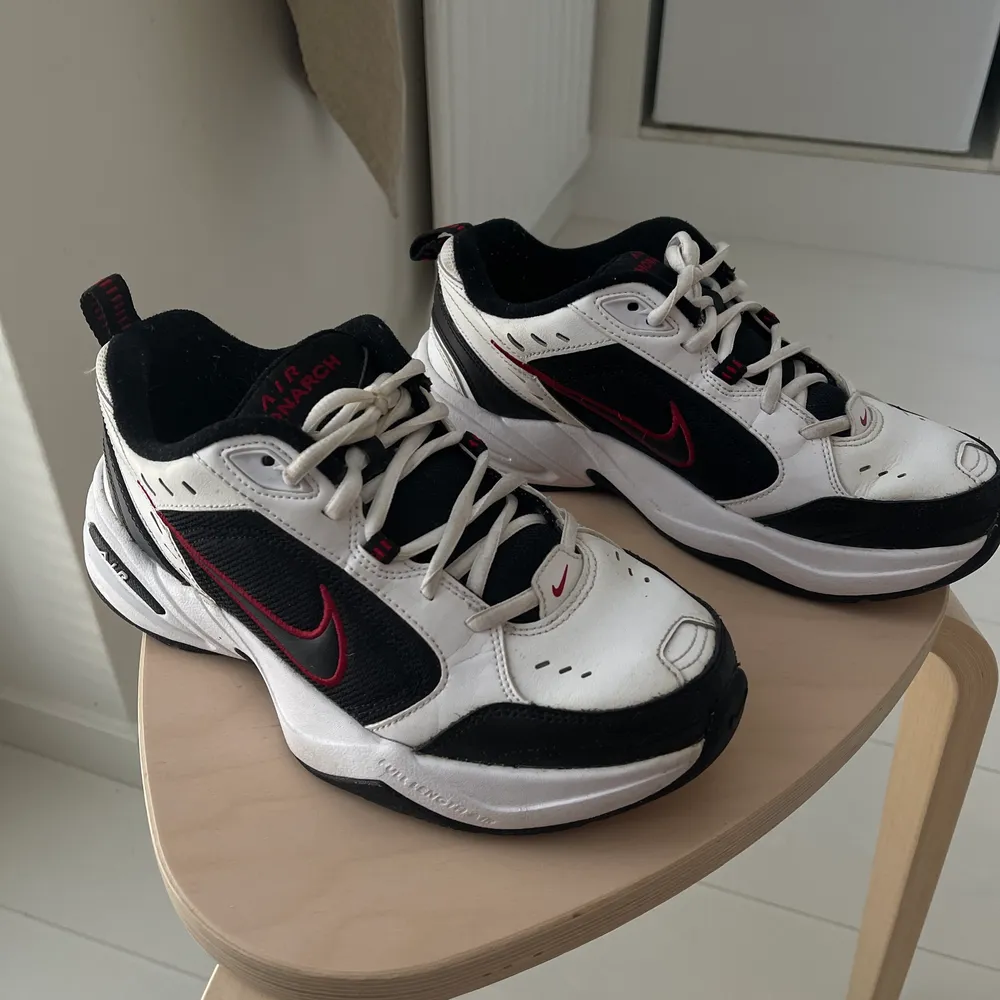 Nike air monarch IV i vit med svart/röd detaljer. Storlek 39. Använda ett par fåtal gånger, fint skick! Väldigt sköna skor! . Skor.
