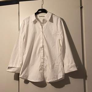 Säljer två stycken av dessa vita skjortor från Anna Field, köpta på Zalando! Använt enstaka gång. Nypris 349 kr/st. Köp en för 100, eller båda för 150 🥰