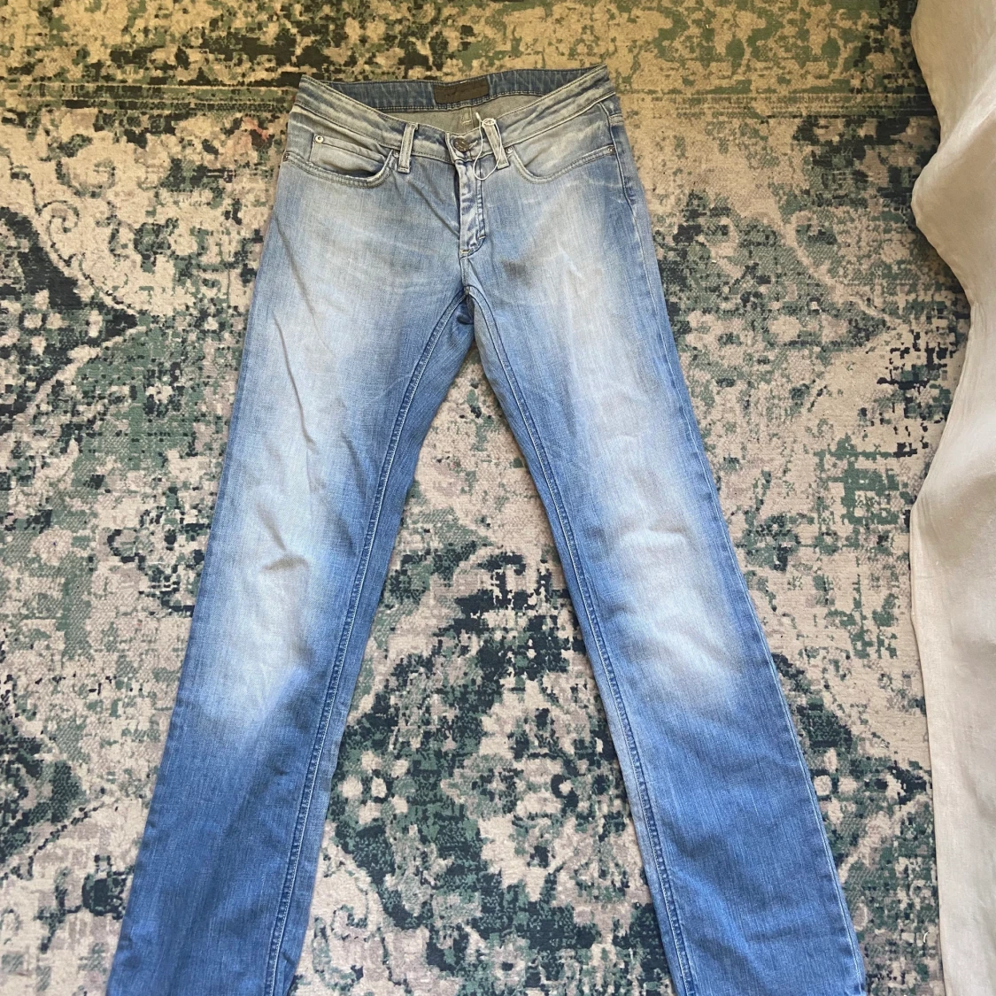 acne low waisted jeans  - 90