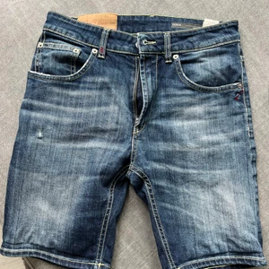 Jeansshorts  - Säljer ett par jeanshorts från dondup i storlek 29! 