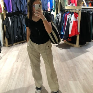 Cargo byxor beiga🌸 - säljer favvobyxan🥺😍 ett par cargo byxor köpta secondhand ❤️