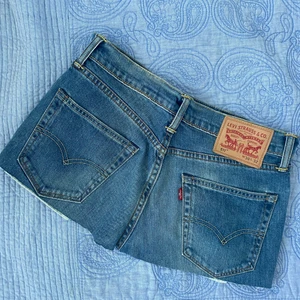 Lågmidjad jeanskjol -  lågmidjad jeanskjol från Levis, jättefint skick och passar bra på mig som vanligtvis har strl 27 i byxor!