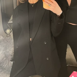 Blazer - Svart oversized blazer från hm. Har dubbel knäppning, fickor och slits i bak. Superfint skick! 💖
