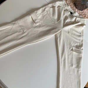 Byxor med muddar  - Sköna byxor ifrån Gina i använt men bra skick. Köparen står för frakten 