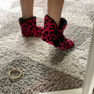 Morgontofflor - Ett är par supersköna tofflor som har blivit försmå för mig men som jag gärna skulle vilja använda. Jag har storlek 37 och de är lite försmå för mig. Jag tror att de är ungefär 35 k storlek.💕 Ganska nytt skick och man ser knappt att de blivit använda.💗