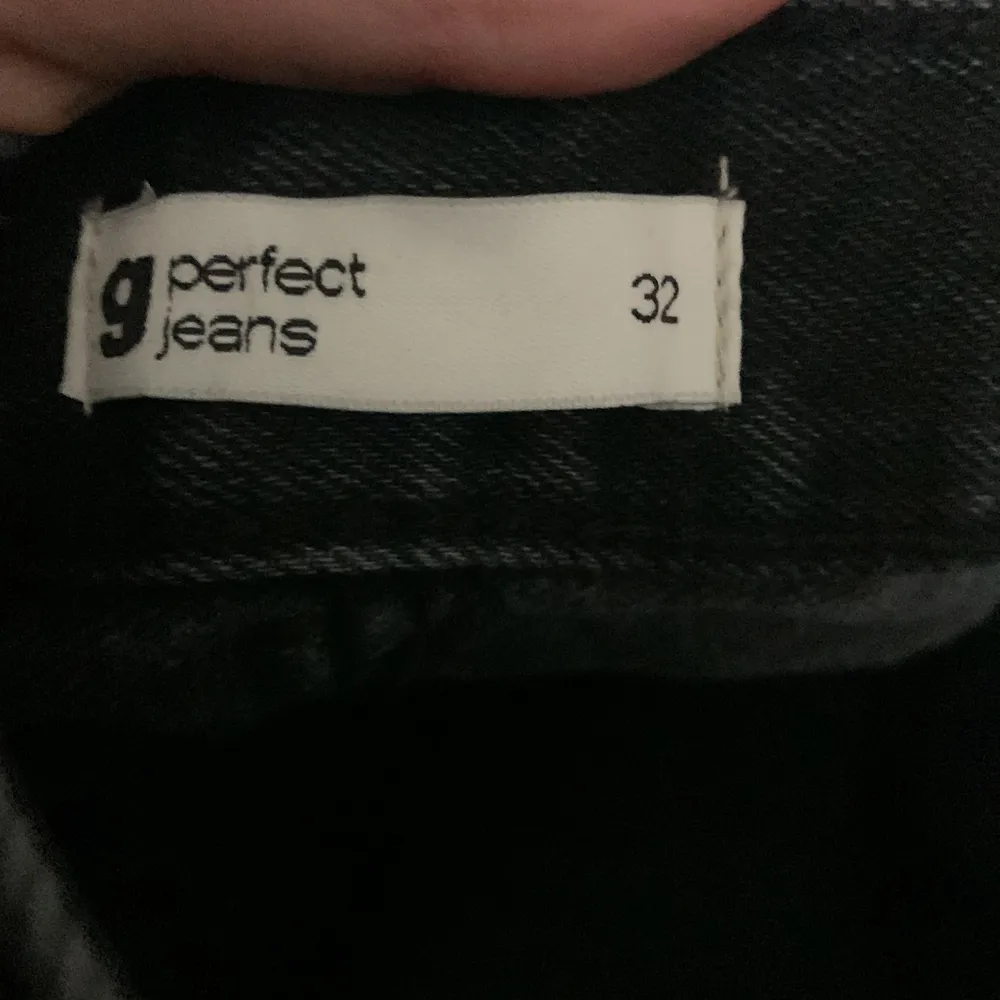 Jag säljer ett par jeans från Gina som jag nästan aldrig använt och därför säljer det är en liten slut längst ner på byxorna som man ej serpeis kan disukteras  . Jeans & Byxor.