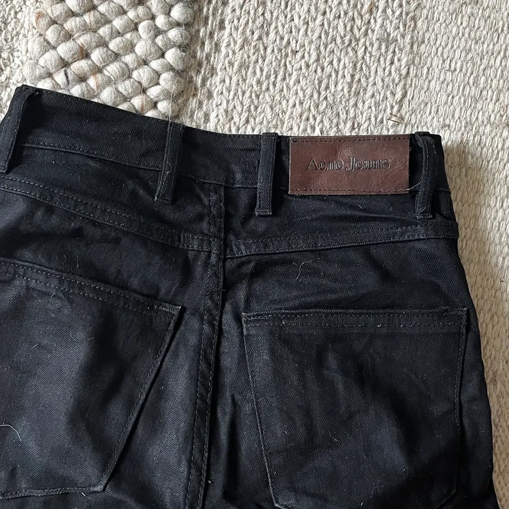 Svarta Acne jeans köpta second hand✨ bootcut modell och väldigt höga i midjan! Går ner till golvet på mig som är 170. Jeans & Byxor.