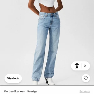 Midrise ljusblåa jeans🫶🏼 - Säljer nu dessa super fina midrise jeansen ifrån pullandbeer! säljer då de ej kommer till användning! Köpta för 359kr säljer för 250kr plus frakt på 66kr spårbar! Jag är 159 och de är lite för långa på mig!  strorlek 40 skulle mer säga att de passar en 38