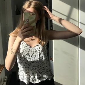 Prickigt linne  - Svart vitt prickigt vringat linne från H&M. Inte croppad & justerbara band. 