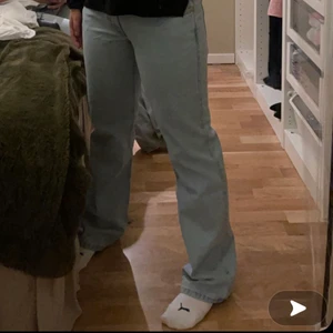 Jeans - Säljer dessa super fina jeans i storlek 29/32🍅 han även ett par likadana svarta i storlek 29/30,  Jag har vanligtvis 38 i jeans och dessa sitter oversized på mig 