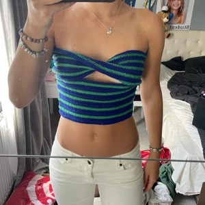 Stickad topp - Säljer denna fina topp som tyvärr är lite för stor för mig💕 kan mötas upp i Vällingby annars står köparen för frakt