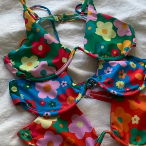 Bikinitoppar  - 3st jättefina bikinitoppar som tyvärr inte passade mig. Passar inte mig i kupan som är en 75E/80D, men omkretsen passar. Säljer alla för 100kr + frakt, eller 50kr/st + frakt. Provade men aldrig använda. 