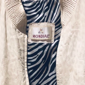 Vit skinnjacka  - Vit jacka i skinnimitation och zebrafoder