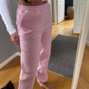 Nicki Studios mjukis  - Säljer dessa ljusrosa mjukisbyxor från nicki studios, i storlek S, endast använda 1 gång! Nypris 999kr. OBS, kan eventuellt tänka mig att sälja tillsammans med matchande tröja till bra pris🙌🏼❤️