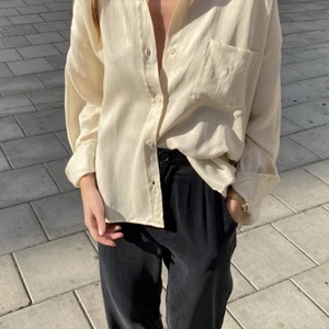 Djerf Avenue oyster on the go shirt - Storlek M, använd cirka 2-3 gånger och som helt ny. Jag skulle säga att den är mer beige i verkligheten men det syns inte på bild. Väldigt fin men får inte användning av den tyvärr. Slutsåld på hemsidan och vet inte om den kommer komma tillbaka. 