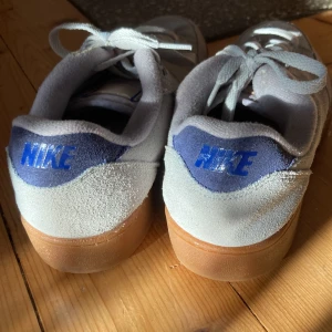 Nike sko  - Strlk 42 men passar nog bättre på ngn med 40-41. Köpta på tradera och verkar inte va så använda. Ena skon har ett litet märke se bild 3. 