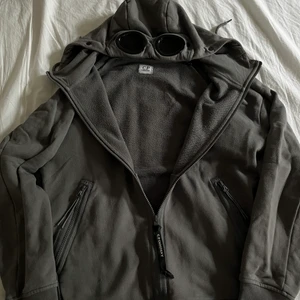 C.P company hoodie - Säljer min C.P company hoodie eftersom den börjar bli för liten och inte använder den längre. Den är i bra skick och sparsamt använd. Skriv gärna vid intresse.