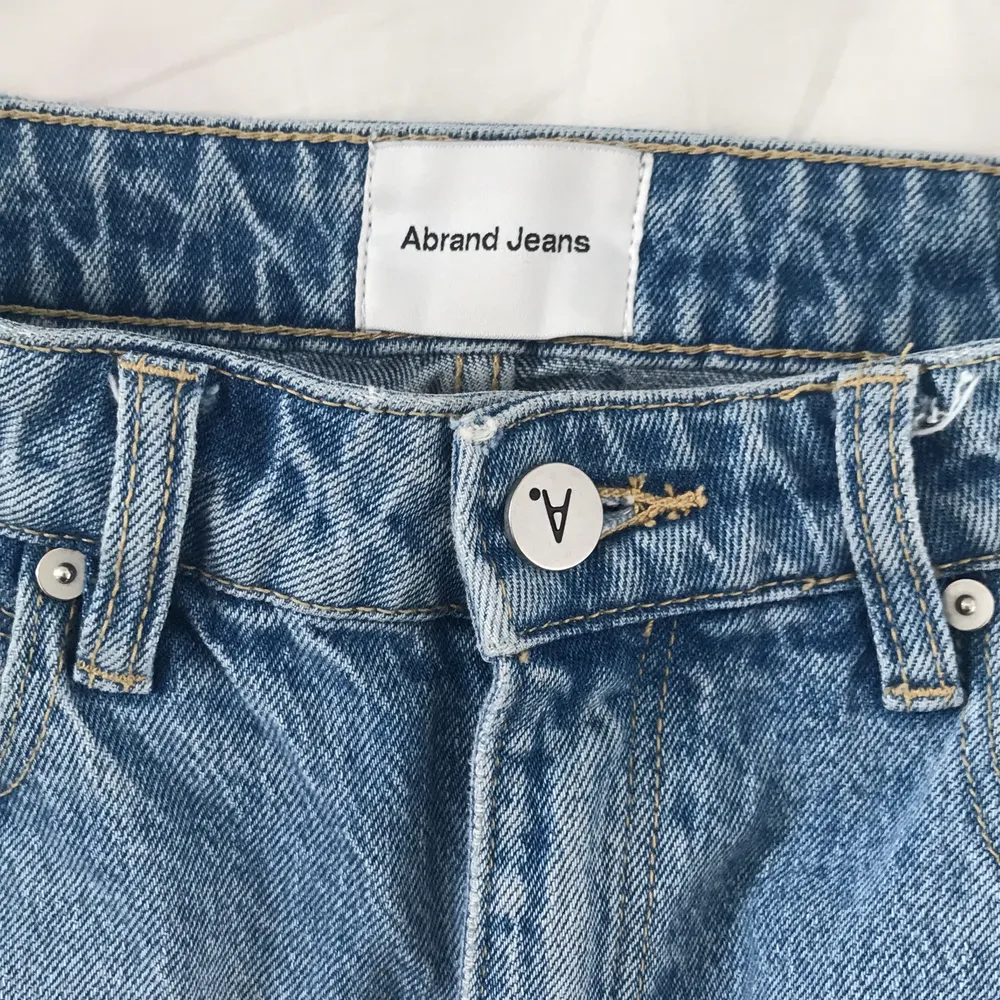 Ursnygga croppade jeans från Abrand!! Strl 25, nyskick!! DM för mer info mm Orginal pris 999. Jeans & Byxor.