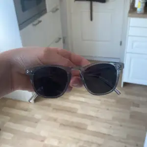 Knappt använda använda 3 gånger genomskinliga solglasögon 