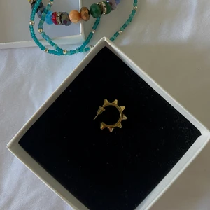 Edblad örhänge  - Säljer mitt fina edblad örhänge då jag tyvärr lyckats tappa bort mitt andra!😫💔 Det är i nyskick och har använt väldigt sparsamt. Nypriset för båda var 299kr men säljer nu endast mitt för 125kr!!!🤩🌺